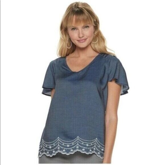 ELLE Blouse Size Medium Chambray Blue Flutter Sleeve V-Neck Top Embroidered - Picture 1 of 7